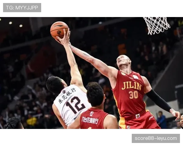 越南国家队球迷热情似火，助球队亚洲赛场稳扎稳打