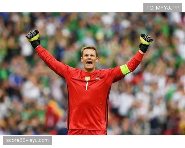 诺伊尔在门将位置的表现稳健，持续打造个人历史传奇。