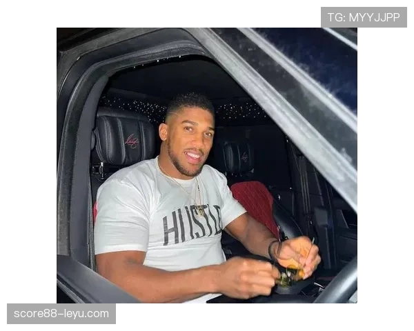 约书亚赛前啃鸡翅被拍，这自律人设崩得有点快