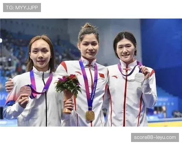 叶诗文在地铁上低头刷手机，外表普通到极致，但她背后的日常账单根本不是凡人能想象的